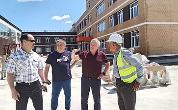 Сергей Михайлов в рамках рабочей поездки проверил ход строительных работ в образовательных организациях Забайкальского края