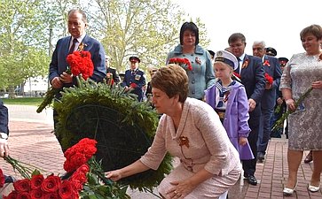 Екатерина Алтабаева приняла участие в церемонии возложения цветов к Вечному огню Мемориала героической обороны Севастополя 1941–1942 годов