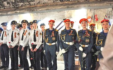 Екатерина Алтабаева приняла участие в торжественной линейке, посвященной окончанию учебного года в Батарейной школе, которая работает в Музейном историко-мемориальном комплексе «35-я береговая батарея» с 2015 года