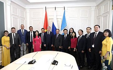 Айрат Гибатдинов совместно с губернатором региона Алексеем Русских провёл встречу с официальной делегацией провинции Нгеан Социалистической Республики Вьетнам