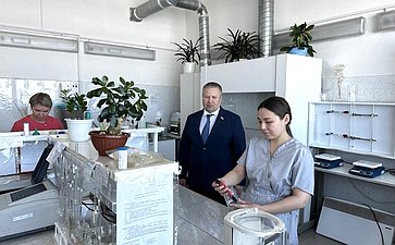 Денис Гусев сенатор провёл встречу с руководителем Нарьян-Марского муниципального унитарного предприятия объединенных котельных и тепловых сетей и посетил испытательную лабораторию