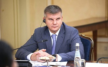 Геннадий Голов