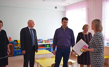 Эдуард Исаков посетил учреждения социального обслуживания и образования, здравоохранения и спорта в Когалыме и Нижневартовске