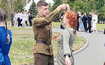 Александр Ролик во Владивостоке, в кампусе Дальневосточного федерального университета принял участие в патриотической акции «Международный Вальс Победы»