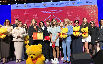 Председатель Комитета СФ по науке, образованию и культуре Лилия Гумерова приняла участие в торжественной церемонии награждения лауреатов Национальной премии в сфере товаров и услуг для детей «Золотой медвежонок»