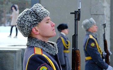 Владимир Городецкий в ходе региональной недели возложил цветы к Вечному огню и к пилону с фамилиями павших в Афганистане на Монументе Славы в Новосибирске