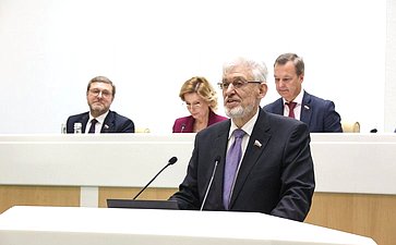 Руководитель верхней палаты первого созыва Владимир Шумейко