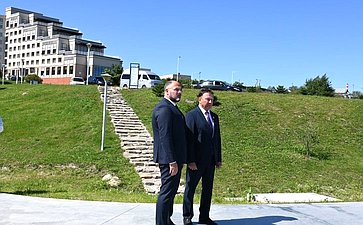 Александр Ролик во время региональной недели провел выездное совещание с главой Владивостока Константином Шестаковым на объектах благоустройства и спорта, построенных в этом году в столице Приморского края