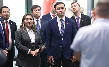 Посещение музея Великой Отечественной войны участниками выездного заседания Молодежной межпарламентской ассамблеи государств —участников СНГ