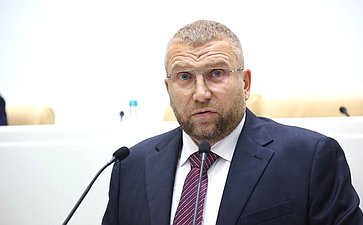 Руководитель Федеральной таможенной службы Валерий Пикалев