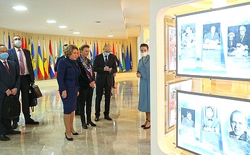 Валентина Матвиенко и Мария Пейчинович-Бурич осмотрели открывшуюся в верхней палате парламента выставку «75 лет создания Организации Объединенных Наций»