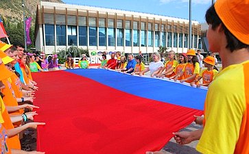 Елена Писарева в «Артеке» дала старт автопробегу
