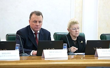 Артур Муравьев и Елена Мизулина