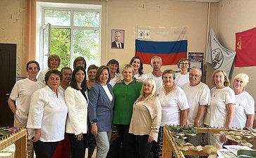 Марина Сидухина посетила добровольческое волонтерское движение «Всё для Фронта! Всё для Победы!» в Новокуйбышевске