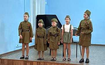 Участники мероприятия стали зрителями патриотического концерта воспитанников центра, вспомнили подвиги отцов и дедов в Великой Отечественной войне