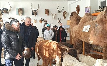 Баир Жамсуев в рамках работы в регионе посетил Могойтуйский аграрно-промышленный техникум, встретился со студентами и преподавателями