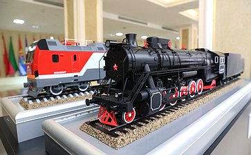 Открытие в Совете Федерации выставочной экспозиции для ознакомления с 20-летней историей ОАО «Российские железные дороги»