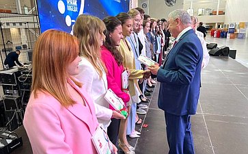Анатолий Артамонов вручил медали выпускникам Калужской области
