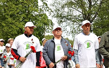 В Год защитника Отечества и 80-летия Победы в Великой Отечественной войне 1941–1945 годов сенаторы РФ и сотрудники Аппарата СФ провели акцию «Сад Памяти» — высадили 250 кустов сирени в музее-заповеднике «Горки Ленинские»