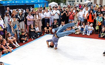 В Южно-Сахалинске впервые прошёл Всероссийский фестиваль «Уличная классика», на котором выступили любители стрит-культуры и экстремальных видов спорта