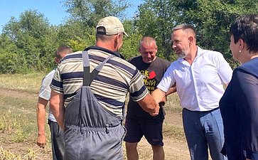 Олег Алексеев в рамках работы в регионе посетил крестьянско-фермерское хозяйство в Энгельсском районе
