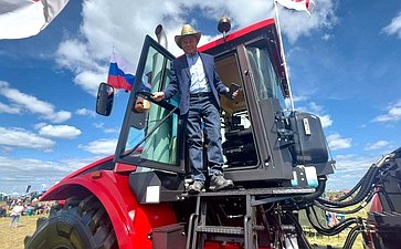 Анатолий Артамонов принял участие в мероприятиях Дня Калужского поля