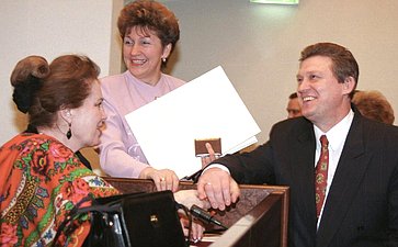 Народная артистка СССР Элина Быстрицкая и Председатель СФ в перерыве заседания Совета Федерации, 1995