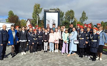 Эдуард Исаков в День танкиста встретился со школьницей Алисой Салимовой из г. Югорска, чтобы передать ей посылку, которую с благодарностью за её старания отправили танкисты-участники СВО
