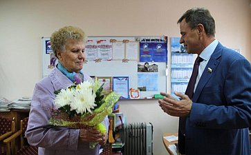 Виктор Новожилов встретился с педагогом, ветеранам труда Ниной Михайловной Петровой, поздравил ее с Днем знаний