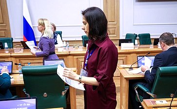 Сенаторы приняли участие в сдаче пробного Единого государственного экзамена