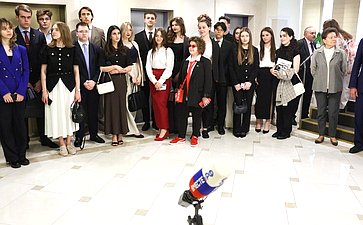 Открытие выставки «Новая реальность глазами юных строителей будущей России»
