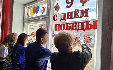 Ольга Бас в ходе поездки в регион посетила среднюю школу № 6 города Алчевска, где состоялось открытие Центра детских инициатив