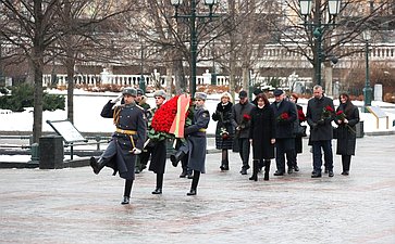 Возложение венка к могиле Неизвестного солдата у Кремлевской стены, памятникам знакам «Город-герой Минск», и «Брестская Крепость-герой»