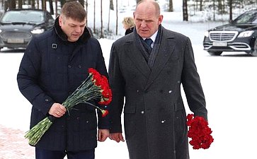 Дмитрий Василенко и Александр Карелин возложили цветы к памятнику «Рубежный камень»