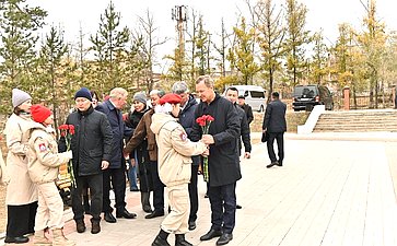 Сенаторы приняли участие в возложении цветов генерал-полковнику Бурлакову М.П., командующему западной группировкой войск, и Герою Советского Союза, генерал-майору Балдынову В.В