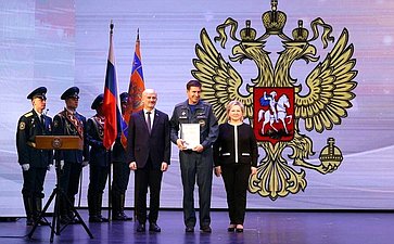 Евгений Дитрих в Великом Новгороде исполнил новогоднее желание ребёнка и поздравил сотрудников МЧС