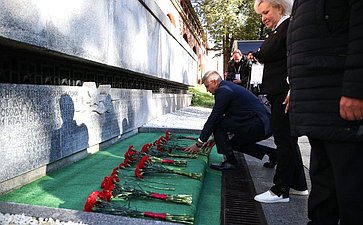 Председатель Совета Федерации Валентина Матвиенко и врио губернатора Новгородской области Александр Дронов возложили венки к Мемориалу «Вечный огонь славы»