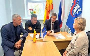 Николай Владимиров провел прием граждан вместе с участником программы «Время СВОих» Иваном Ярусовым