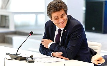 А. Высокинский: Совершенствование системы лицензирования деятельности по управлению многоквартирными домами на особом контроле сенаторов