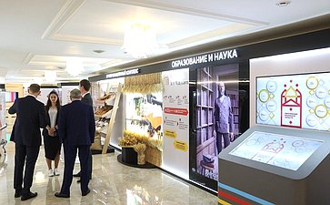 Валентина Матвиенко и Павел Малков осмотрели выставку, посвященную истории и перспективам развития Рязанской области
