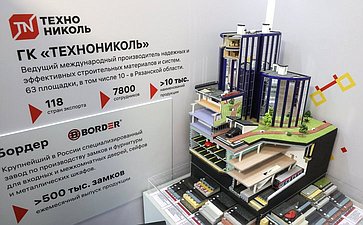 Валентина Матвиенко и Павел Малков осмотрели выставку, посвященную истории и перспективам развития Рязанской области