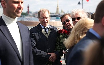 Возложение цветов к памятнику Петру I на Сенатской площади
