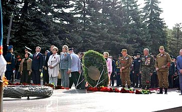 Лилия Гумерова в уфимском парке Победы приняла участие в торжественной церемонии, посвященной 77-й годовщине Победы в Великой Отечественной войне