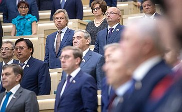 Сенаторы исполняют гимн РФ перед началом 438-го заседания Совета Федерации