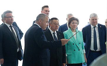 Заместитель Председателя СФ Галина Карелова, Министр строительства и ЖКХ РФ Ирек Файзуллин и губернатор Воронежской области Александр Гусев обсудили ход строительства инфраструктурных проектов в регионе
