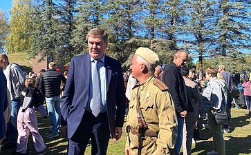 Анатолий Артамонов и Александр Савин посетили мемориальный комплекс «Безымянная высота» в Куйбышевском районе Калужской области