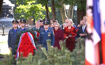 Председатель Совета Федерации Валентина Матвиенко и врио губернатора Новгородской области Александр Дронов возложили венки к Мемориалу «Вечный огонь славы»