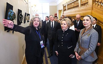 Валентина Матвиенко и Огулджахан Атабаева вместе осмотрели экспозиции Туркменистана и других стран на площадке IV Международного форума «Содружество моды»