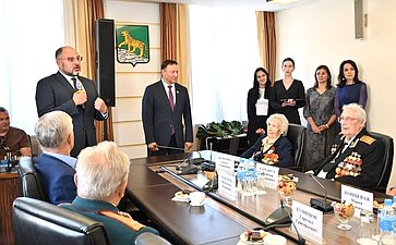 Александр Ролик совместно с главой Владивостока Константином Шестаковым провел встречу с проживающими в столице Приморья ветеранами — участниками боев с милитаристской Японией в августе-сентябре 1945 года