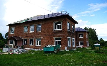 Александр Савин в рамках поездки в регион посетил город Сухиничи. Сенатор осмотрел ход капитального ремонта в Середейской школе и детском саду №162